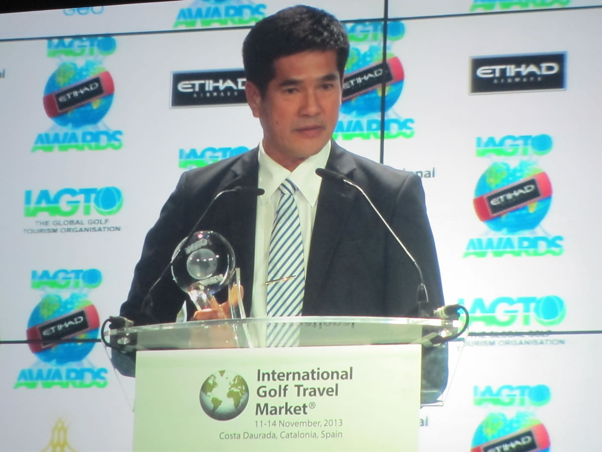 Hua Hin's Lord Mayor, Khun Nopporn Vuttikul, receiving the Golf Destination of the Year Asia/Australasia 2014 Award.